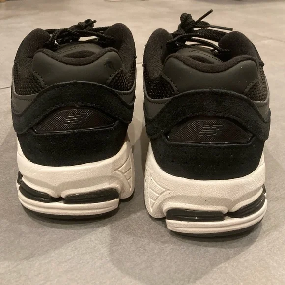 BLACK NEW BALANCES / KIDS SIZE 6